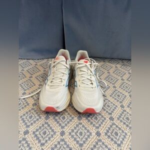 New Balance Woman’s Fresh Foam 680 V8